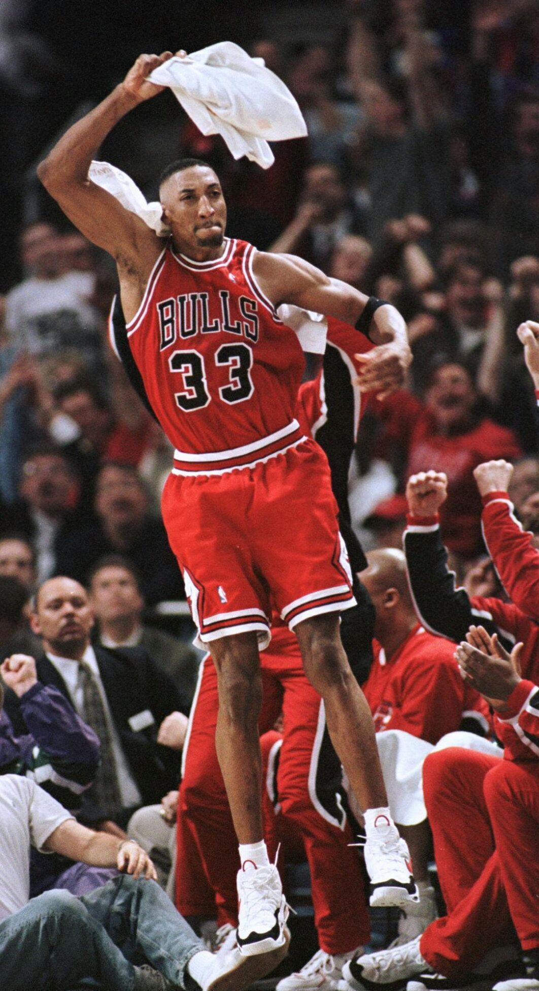 1996: Chicago Bulls wrap up most successful regular season in NBA history with 72nd victory